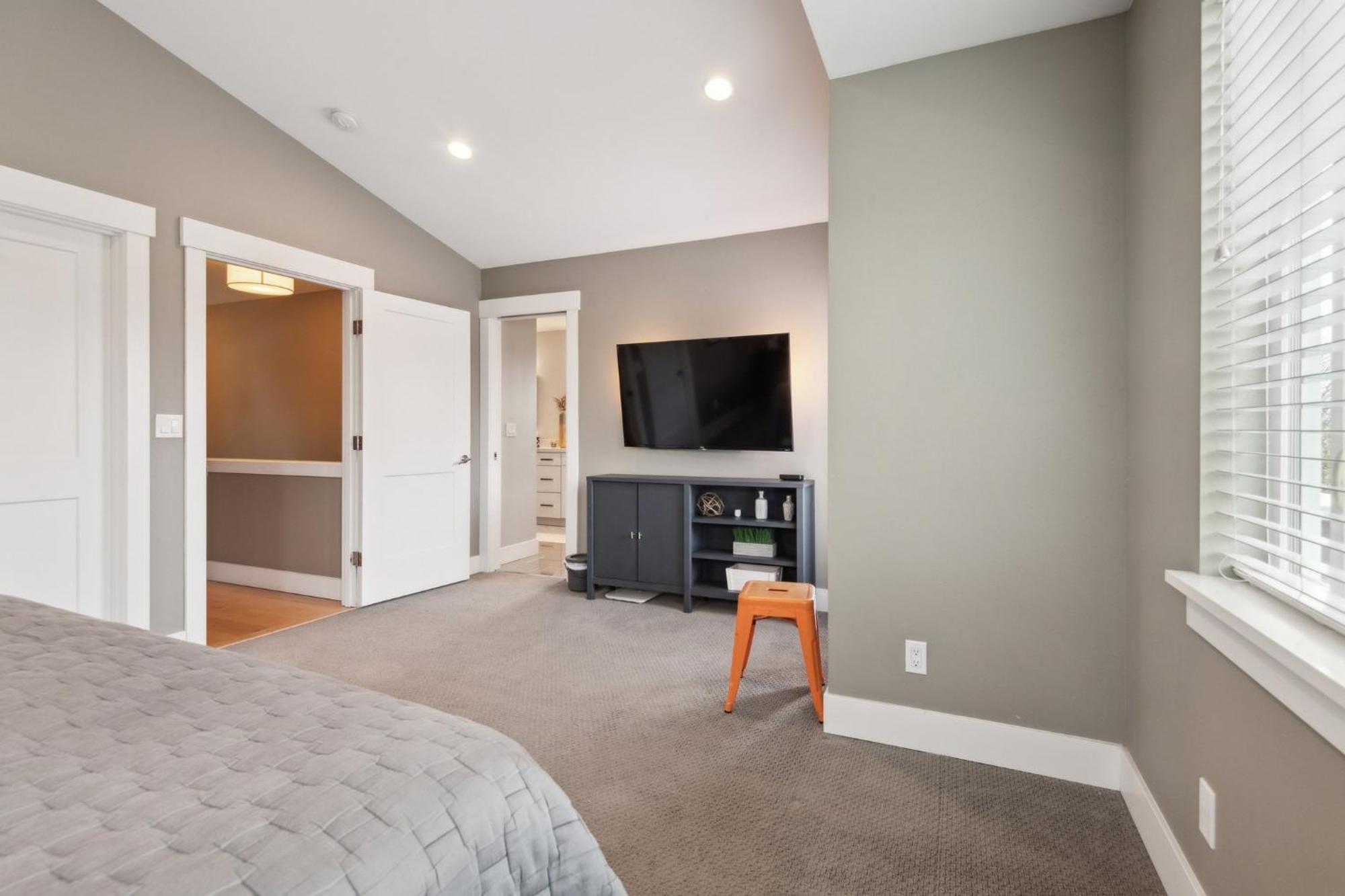 Spacious Family Retreat - Media & Patio Seattle